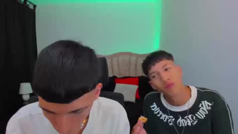Snapshot of juan_nd_steven chatting on October 2025 04:09:02 AM JuanSteven online show from October 2025 04:09:02 AM