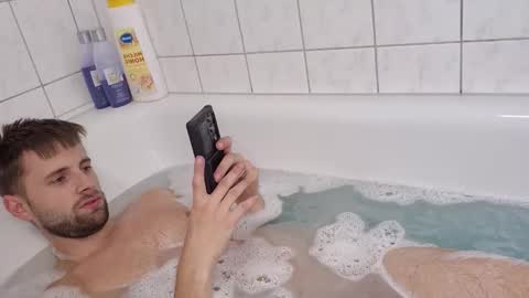 julia_official online show from November 2025 01:22:01 PM