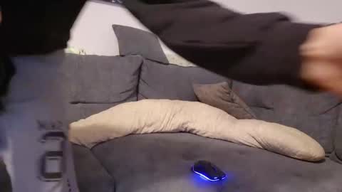 julia_official online show from November 2025 06:37:02 PM