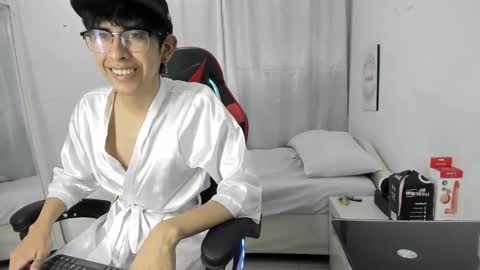 Julian online show from March 2026 07:06:02 PM