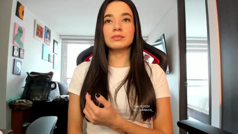 Snapshot of julidavila chatting on December 2024 09:57:01 PM Jeimy Help me to reach 100 thumbs up online show from December 2024 09:57:01 PM