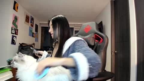 Snapshot of julidavila chatting on December 2024 12:12:01 AM Jeimy Help me to reach 100 thumbs up online show from December 2024 12:12:01 AM