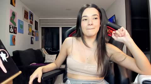 Snapshot of julidavila chatting on January 2025 04:04:01 AM Jeimy Help me to reach 100 thumbs up online show from January 2025 04:04:01 AM