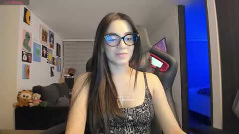 Snapshot of julidavila chatting on October 2025 01:28:01 AM Jeimy Help me to reach 100 thumbs up online show from October 2025 01:28:01 AM