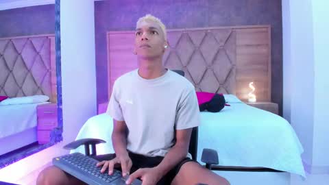 Julien online show from October 2025 12:03:01 PM