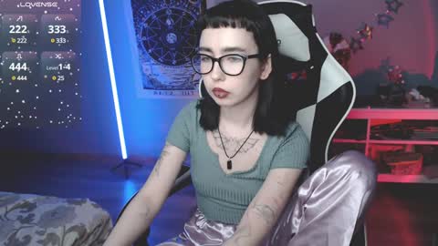 Snapshot of julscinamon chatting on January 2025 07:32:01 PM Baroness Von Cringe online show from January 2025 07:32:01 PM