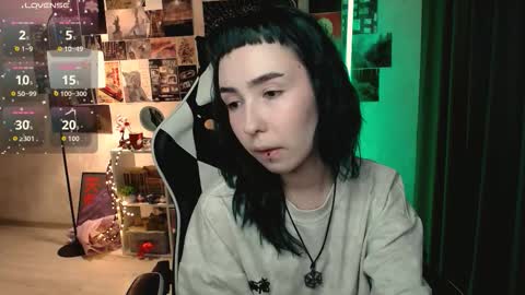 Snapshot of julscinamon chatting on October 2025 01:20:02 PM Baroness Von Cringe online show from October 2025 01:20:02 PM