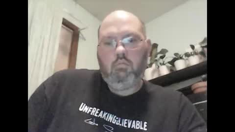 just_hangin_around online show from December 2025 05:01:01 AM