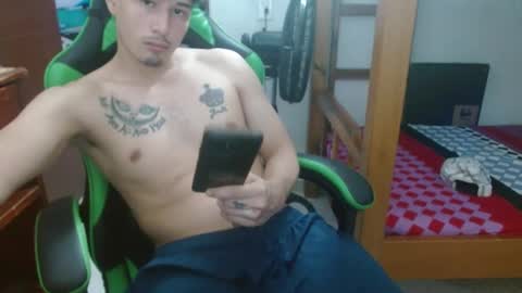 justin_taylor02 online show from October 2025 05:10:02 PM