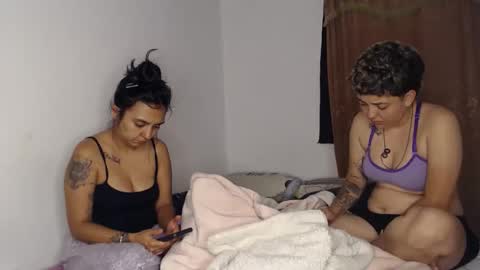 Snapshot of kammy_cami chatting on May 2026 11:51:02 AM kammy y camila online show from May 2026 11:51:02 AM