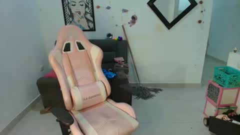 Snapshot of karol_naughty chatting on February 2025 03:18:01 AM online show from February 2025 03:18:01 AM