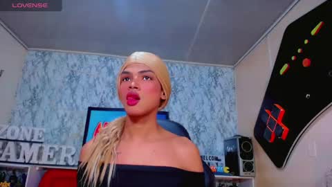 Snapshot of karol_vanessa__ chatting on May 2026 12:00:02 PM karol Vanessa online show from May 2026 12:00:02 PM