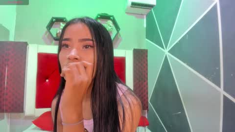 Snapshot of karoll014 chatting on December 2025 12:00:02 PM Karol online show from December 2025 12:00:02 PM