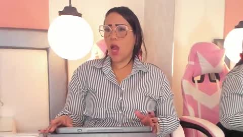 karolwest_ online show from November 2025 11:24:01 AM