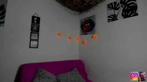 kassandra james online show from October 2025 12:02:02 PM