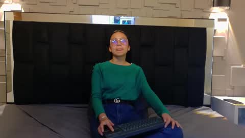 Katalina online show from November 2025 03:01:01 PM