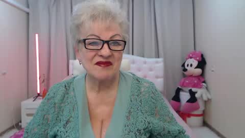 Snapshot of kaylesmoll chatting on April 2026 06:54:02 PM kaylesmoll online show from April 2026 06:54:02 PM