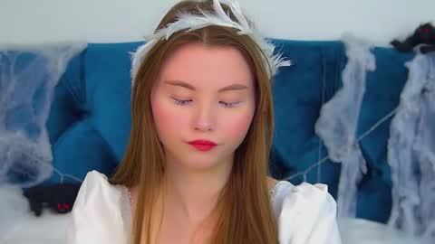 Keira online show from October 2025 06:15:01 PM