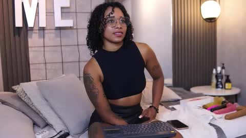 kelly__thomson online show from April 2026 01:34:01 PM