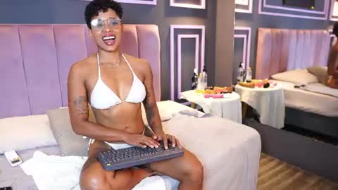 Snapshot of kelly__thomson chatting on June 2026 01:01:01 PM kelly__thomson online show from June 2026 01:01:01 PM