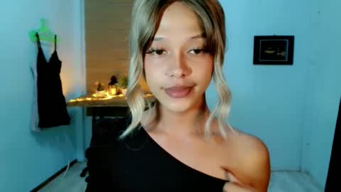 kendra_lunaxx online show from May 2026 12:12:01 PM