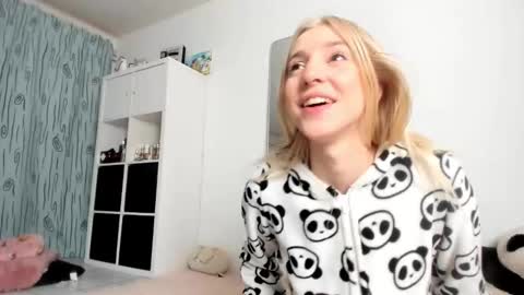 Kenzie online show from October 2025 04:27:01 AM