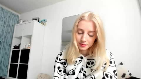 Kenzie online show from November 2025 04:33:02 AM