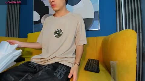 Snapshot of kevinn_blue chatting on September 2025 09:49:01 PM Sexy Hot Kevin online show from September 2025 09:49:01 PM