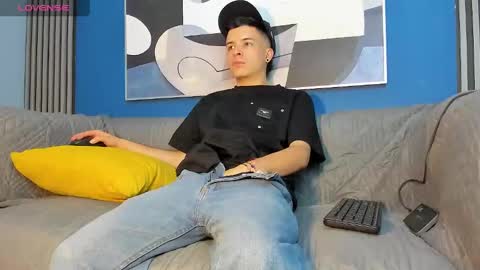 Snapshot of kevinn_blue chatting on September 2025 07:47:01 PM Sexy Hot Kevin online show from September 2025 07:47:01 PM
