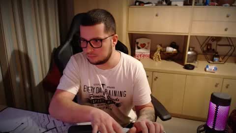 Kevinn online show from December 2025 09:33:01 PM