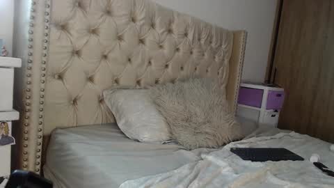 khloe33 online show from February 2025 07:01:02 AM