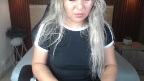 Snapshot of kiara_mirren chatting on October 2025 07:56:02 PM K I A R A online show from October 2025 07:56:02 PM