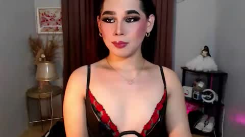 Im Mia online show from October 2025 03:12:01 PM