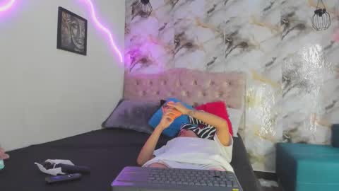 Snapshot of kim_strawberry chatting on April 2026 04:22:01 PM kim online show from April 2026 04:22:01 PM