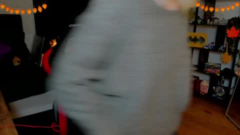 Wolfs Girl online show from October 2025 08:32:01 PM