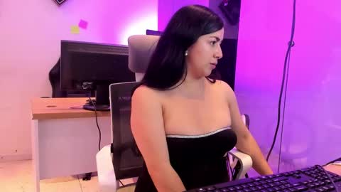 Camila online show from October 2025 01:23:02 PM