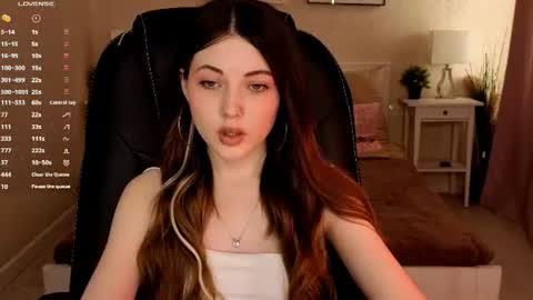 Snapshot of kimmie_shine chatting on June 2026 09:18:01 AM Your Kimmie follow me online show from June 2026 09:18:01 AM
