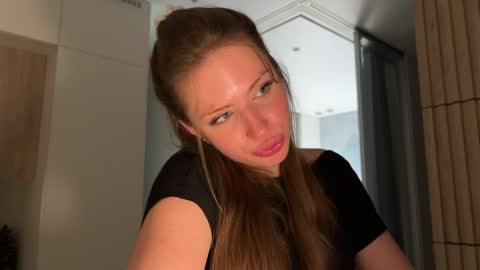 Kira online show from April 2026 08:57:02 PM
