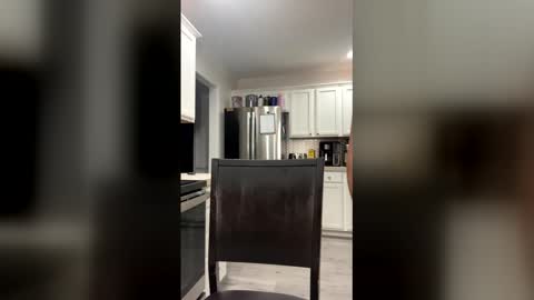 Snapshot of kissedbybee123 chatting on March 2026 04:29:01 AM Bee online show from March 2026 04:29:01 AM