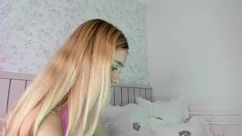 sophie online show from April 2026 07:00:01 PM