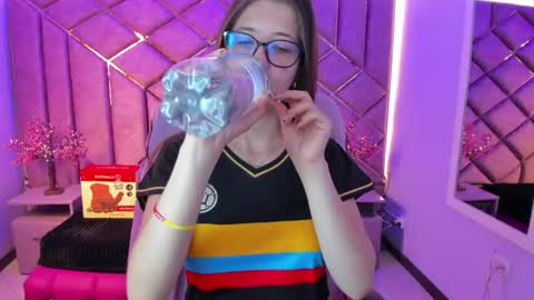 Snapshot of kittypinky01 chatting on June 2026 03:43:01 PM Sarah online show from June 2026 03:43:01 PM