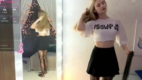 Snapshot of koineko chatting on April 2026 08:36:01 PM Lilu online show from April 2026 08:36:01 PM