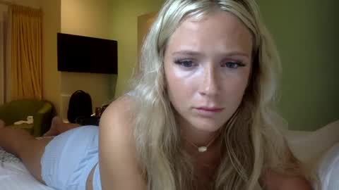 Snapshot of korinaluvv chatting on October 2025 12:33:02 AM Korina online show from October 2025 12:33:02 AM
