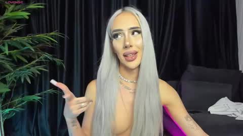 Kris the doll online show from October 2025 10:52:01 PM