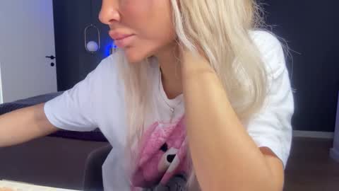 Kristi online show from September 2025 04:01:02 AM