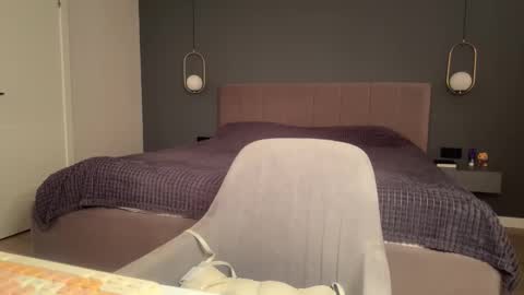 Kristi online show from September 2025 04:04:02 AM