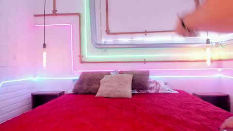krystalswift_ online show from May 2026 11:44:01 PM