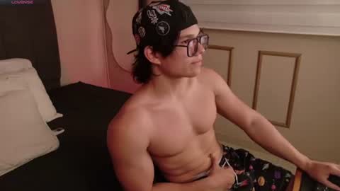 Kyliam online show from June 2026 07:16:01 PM