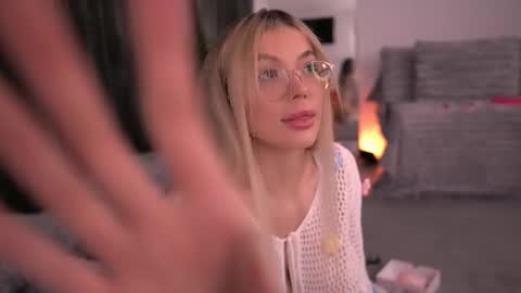 Kylie online show from November 2025 08:18:01 PM