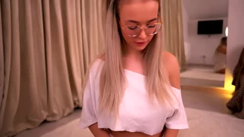 Snapshot of kyliejoyce chatting on June 2026 08:26:01 PM Kylie online show from June 2026 08:26:01 PM